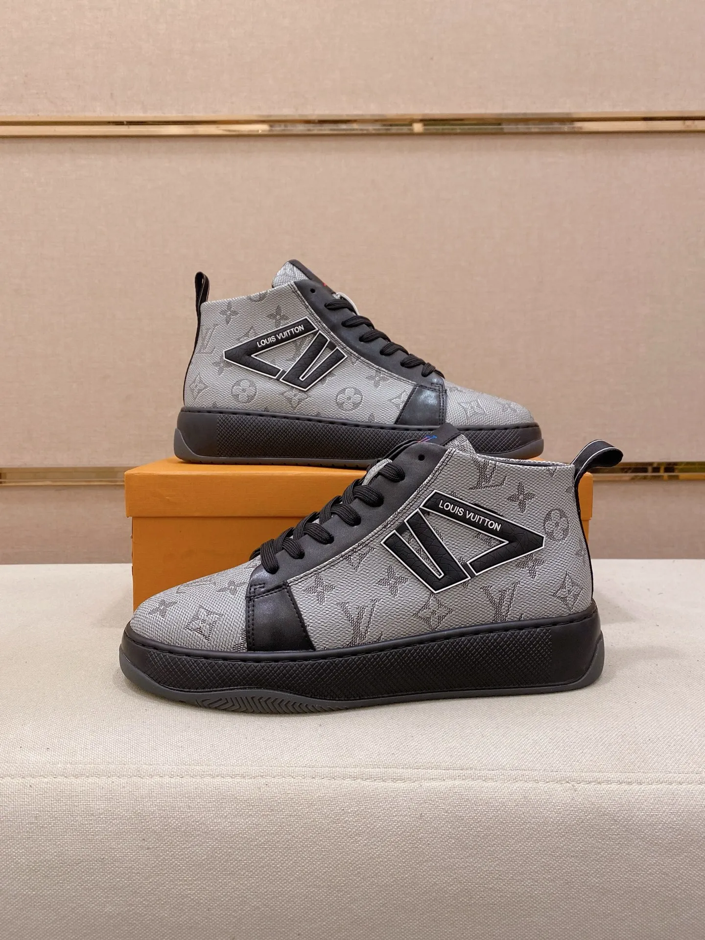 Factory price: 442💰🎉🎉LV~Louis Vuitton trendy men's shoes, new shipments, latest matching, same style as the official website, super high quality, hot selling in season [strong][strong][strong]Selected first-layer cowhide, comfortable sheepskin lining, original last, comfortable on the feet, wear-resistant rubber outsole, size: 38-44.